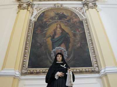 L'altare a sinistra, dedicato alla Sacra famiglia, � sormontato da una tela del XVIII secolo raffigurante l'Immacolata con un'aureola di stelle a circondarle il capo